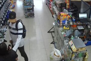 homem rouba dinheiro, tranca funcionária e foge com moto do proprietário