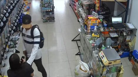 homem rouba dinheiro, tranca funcionária e foge com moto do proprietário