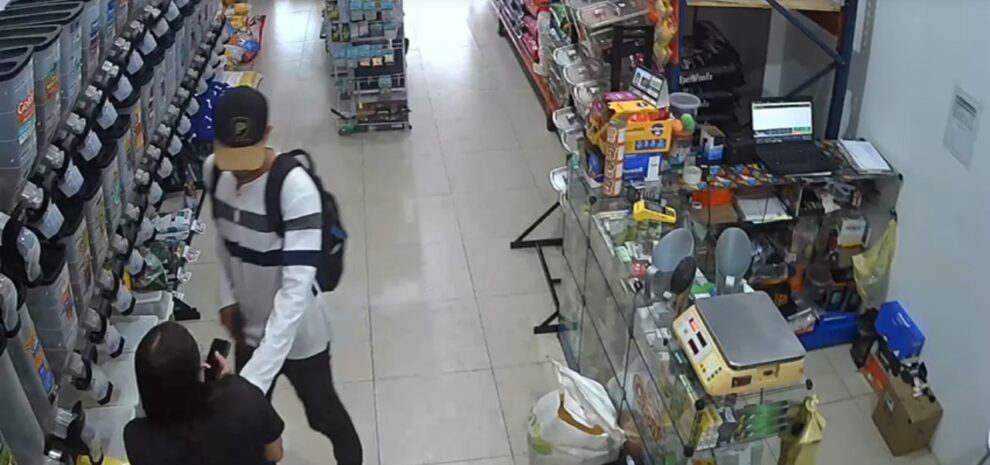 homem rouba dinheiro, tranca funcionária e foge com moto do proprietário