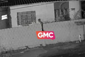 vídeo mostra homem tentando incendiar casa após atear fogo na esposa em Sarandi