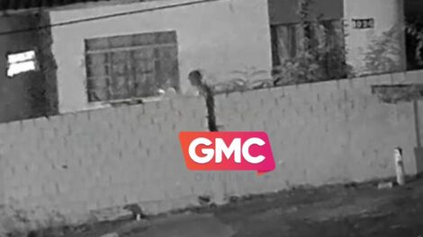 vídeo mostra homem tentando incendiar casa após atear fogo na esposa em Sarandi