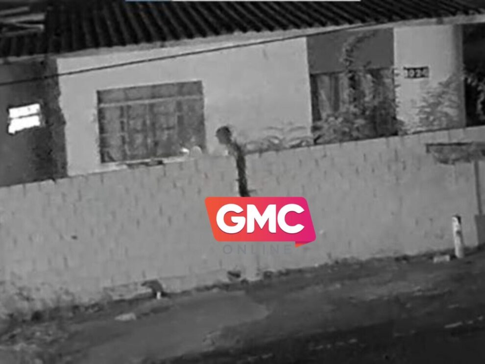 vídeo mostra homem tentando incendiar casa após atear fogo na esposa em Sarandi