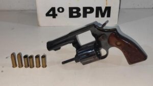 Após ataque a comércio da Vila Morangueira, policial penal troca tiros com suspeitos; um deles foi preso