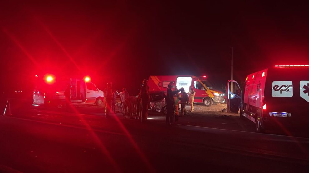 Batida frontal entre carro e caminhão tira a vida de motorista na PR-323, em Cianorte