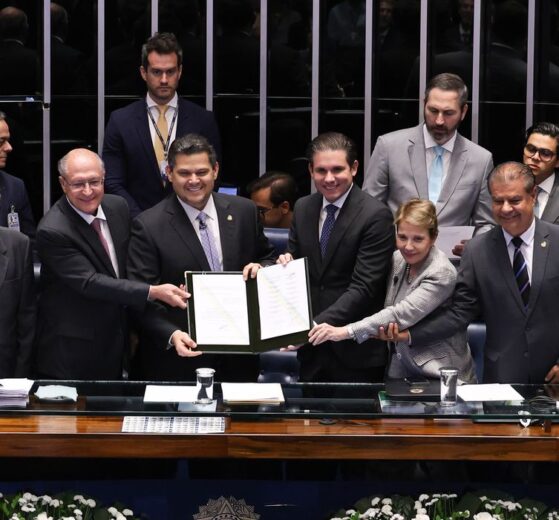 Brasil oficializa acordo com União Europeia que vai zerar tarifas de 90% dos produtos