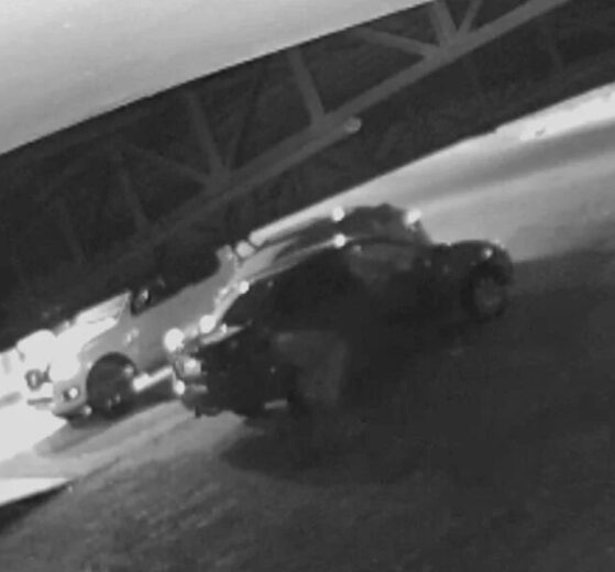 Câmera flagra momento em que homem é morto a tiros em posto de combustíveis no PR