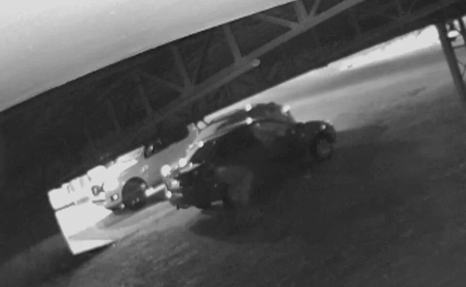 Câmera flagra momento em que homem é morto a tiros em posto de combustíveis no PR