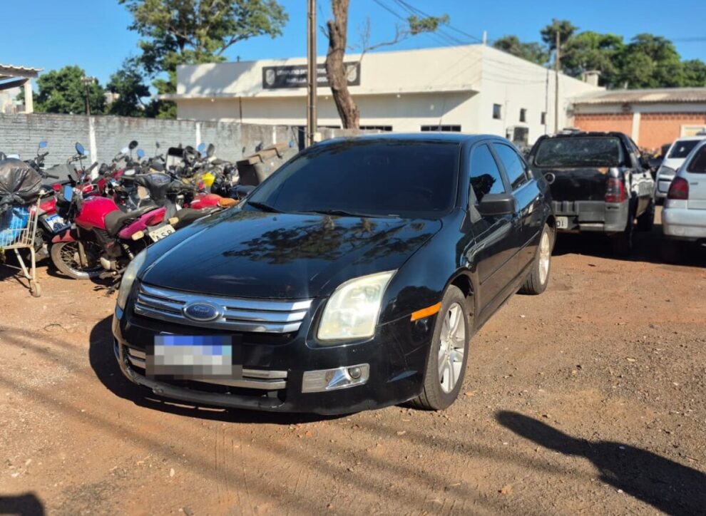 Carro usado em duplo homicídio em barbearia é encontrado escondido em obra de Maringá; veja