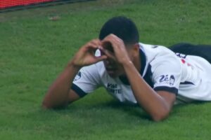 Cauan Barros vive noite de anti-herói no empate entre Cruzeiro e Vasco