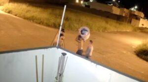 Dois irmãos são presos por espancamento que matou homem na região; terceiro suspeito ainda é procurado