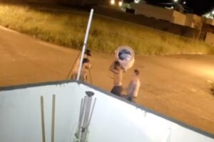 Dois irmãos são presos por espancamento que matou homem na região; terceiro suspeito ainda é procurado