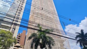 Edifício em construção sem o 13º andar chama a atenção no centro de Maringá: "maioria dos compradores não gostam do número"