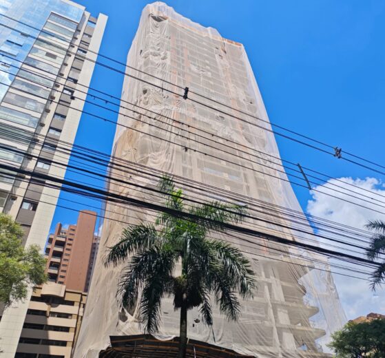 Edifício em construção sem o 13º andar chama a atenção no centro de Maringá: "maioria dos compradores não gostam do número"