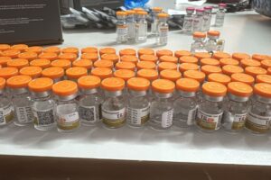 Homem de 61 anos é preso com eletrônicos, cigarros e remédios emagrecedores na PR-323, na região de Maringá