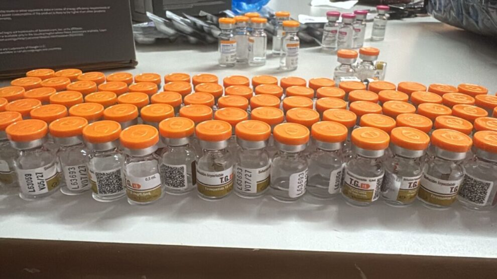 Homem de 61 anos é preso com eletrônicos, cigarros e remédios emagrecedores na PR-323, na região de Maringá