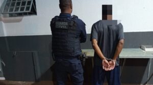 Homem é preso após agredir namorada com socos e chutes em Maringá