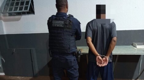 Homem é preso após agredir namorada com socos e chutes em Maringá