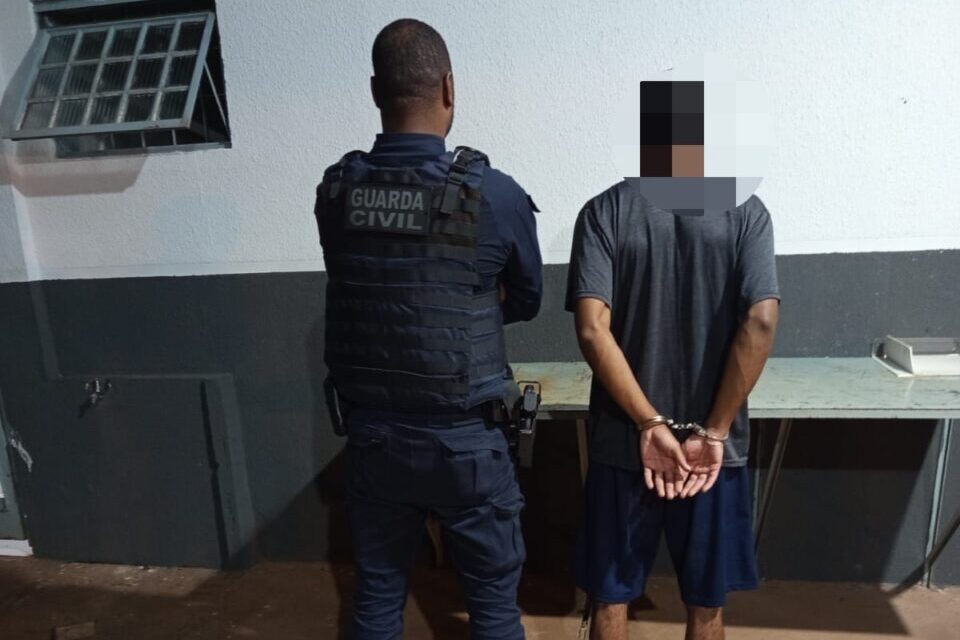 Homem é preso após agredir namorada com socos e chutes em Maringá