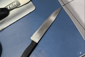 Homem é preso após ameaçar a própria mãe com uma faca, em Maringá