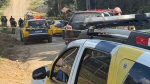 Homem faz a própria mãe refém, avança contra policiais com machado e faca e acaba morto em confronto