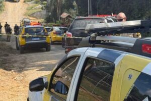 Homem faz a própria mãe refém, avança contra policiais com machado e faca e acaba morto em confronto