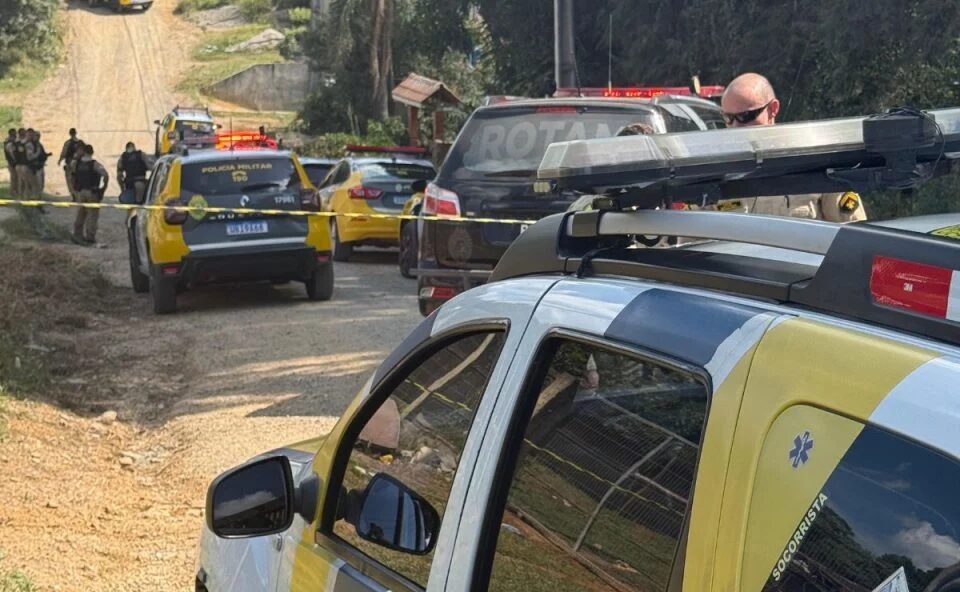 Homem faz a própria mãe refém, avança contra policiais com machado e faca e acaba morto em confronto