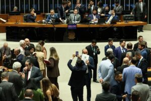 Janela partidária abre calendário eleitoral com troca-troca de partido