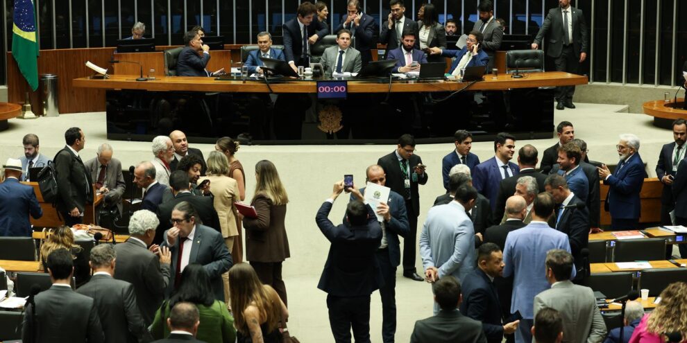 Janela partidária abre calendário eleitoral com troca-troca de partido