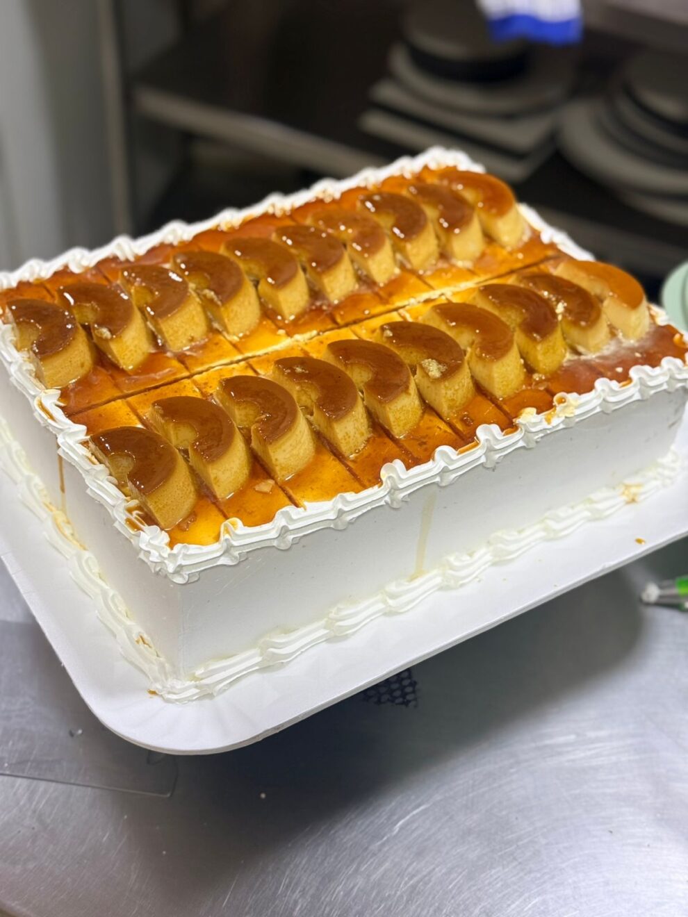 Maringaenses encaram mais de 1 hora de fila para comprar bolo de pudim que viralizou nas redes sociais