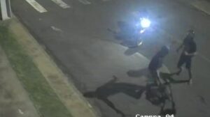 Novas imagens mostram momento de ataque a facadas que deixou jovem gravemente ferido em Sarandi