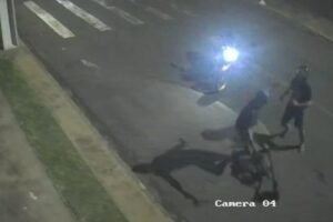 Novas imagens mostram momento de ataque a facadas que deixou jovem gravemente ferido em Sarandi