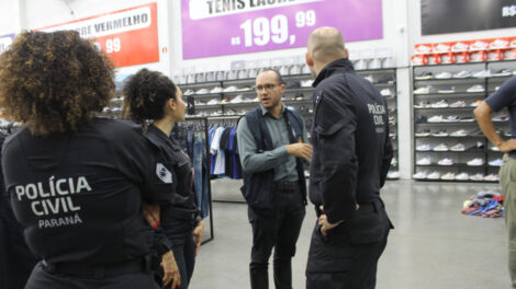Operação apreende mais de 3,4 mil produtos falsificados em loja de Maringá; duas pessoas foram presas