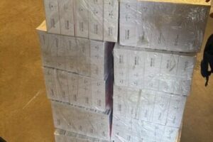 Operação em Maringá apreende 250 celulares ilegais e termina com prisão em flagrante