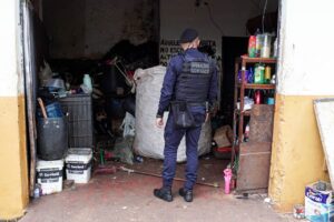 Operação em ferros-velhos termina com três presos por tráfico de drogas e receptação em Maringá