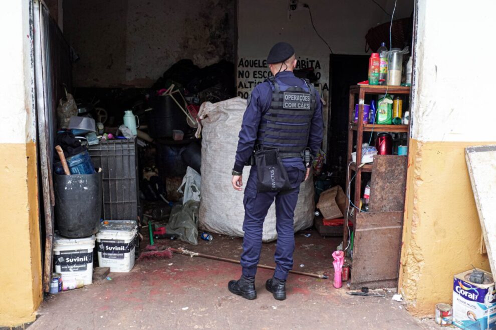 Operação em ferros-velhos termina com três presos por tráfico de drogas e receptação em Maringá