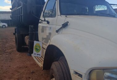Polícia apreende caminhão furtado dentro de pátio de empresa de sucatas em Mandaguaçu
