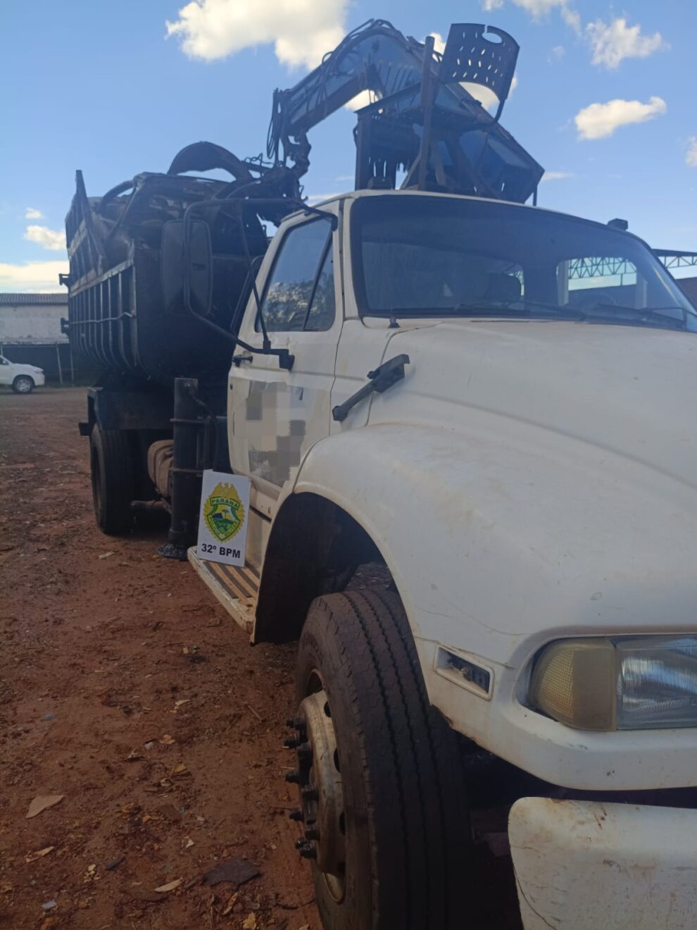 Polícia apreende caminhão furtado dentro de pátio de empresa de sucatas em Mandaguaçu