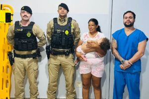 Policiais militares fazem 'manobra de heimlich' e salvam a vida de bebê que estava engasgado