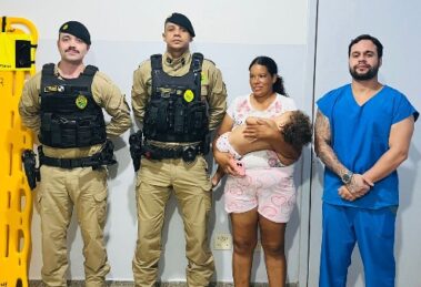 Policiais militares fazem 'manobra de heimlich' e salvam a vida de bebê que estava engasgado