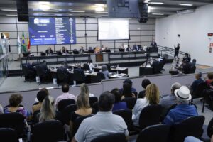 Professor Pacífico critica compras sem licitação da Prefeitura de Maringá; vereadores da base saem em defesa do Executivo