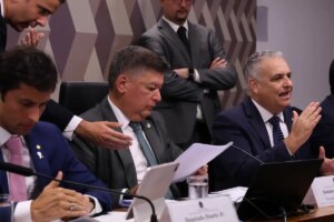 Reunião termina em confusão após atrito entre oposição e governo