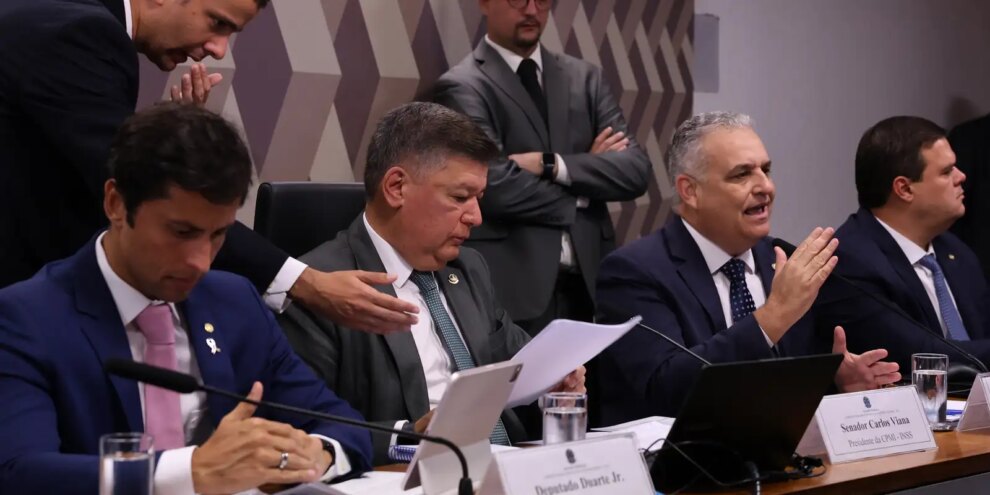 Reunião termina em confusão após atrito entre oposição e governo