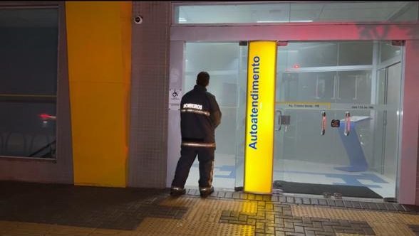 Sistema anti-incêndio é acionado após tentativa de fogo em banco de Maringá