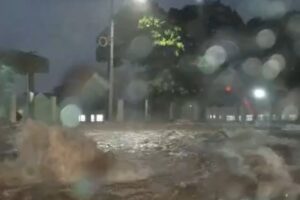 Trecho de avenida alaga após forte chuva em Maringá; vídeo