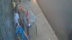Vídeo mostra momento em que homem é baleado em bar e se finge de morto em Paiçandu