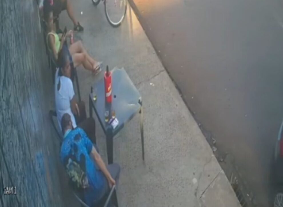 Vídeo mostra momento em que homem é baleado em bar e se finge de morto em Paiçandu