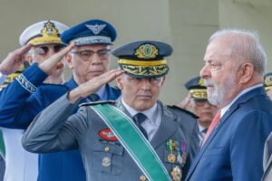 ‘Se a gente não preparar a defesa, qualquer dia alguém invade’, afirma Lula sobre artigos militares