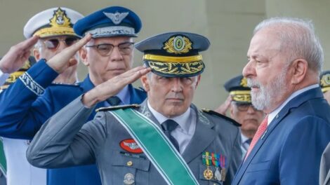 ‘Se a gente não preparar a defesa, qualquer dia alguém invade’, afirma Lula sobre artigos militares