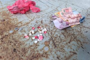 Após tentar esconder droga na privada, mulheres são detidas por tráfico