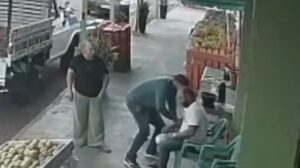 Assalto é registrado por câmera de segurança na região de Maringá; vítima tem joias e celular levados